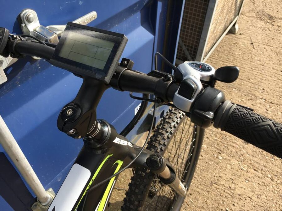 Panel LCD i manetka gazu roweru elektrycznego